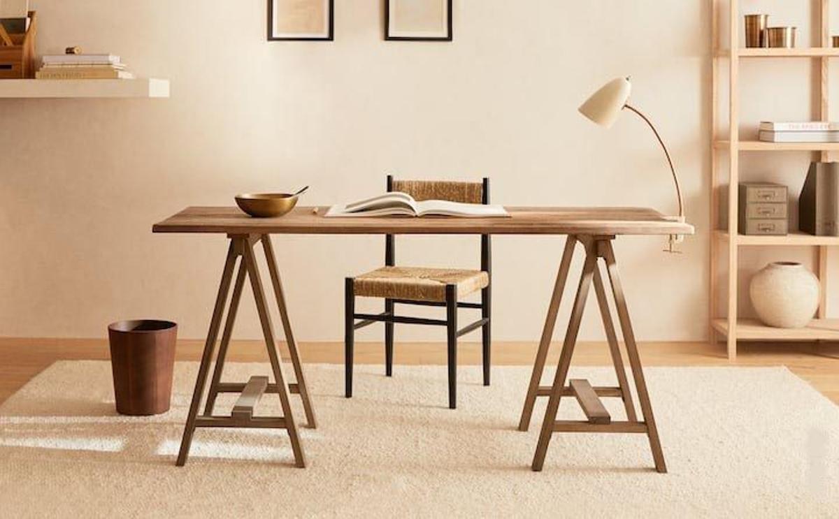 Mesa caballetes de madera reciclada de Zara Home