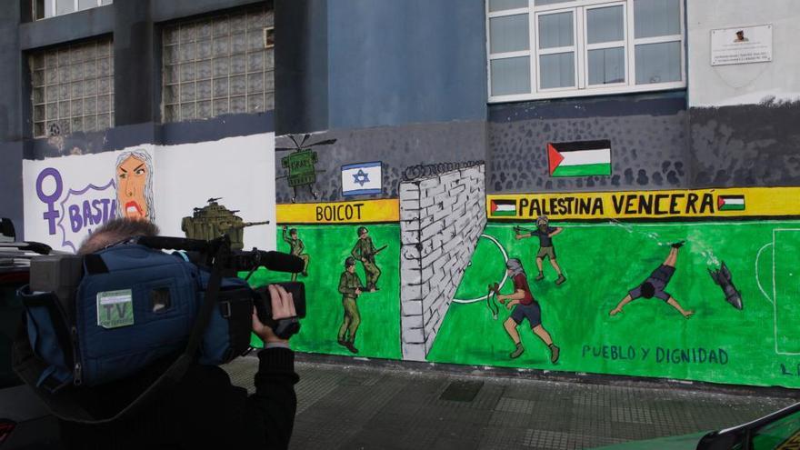 Mural contra Israel pintado en las paredes del edificio de la casa sindical de Gijón.