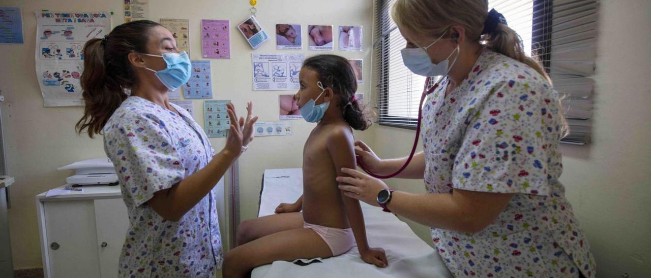 Una niña saharaui es sometida a una de las revisiones médicas en un centro de salud.