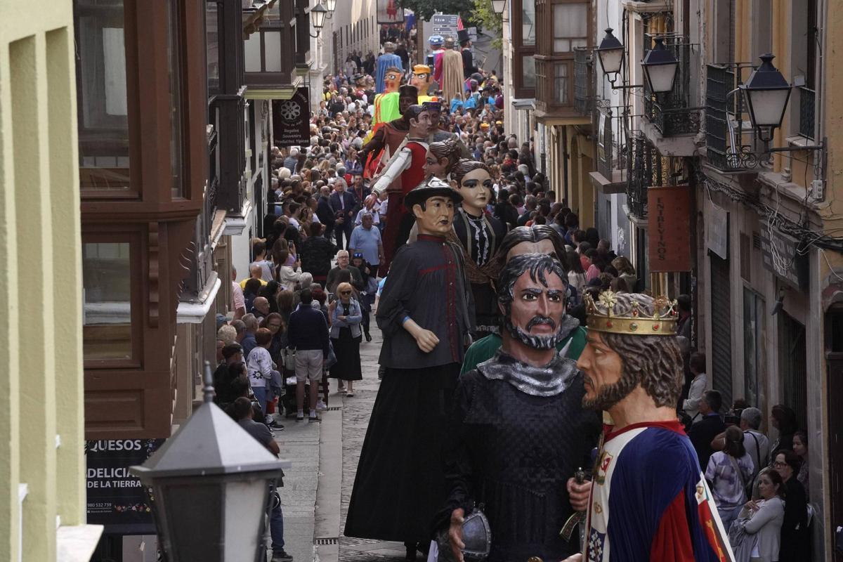 Encuentro de gigantes y cabezudos Encuentro de gigantes y cabezudos