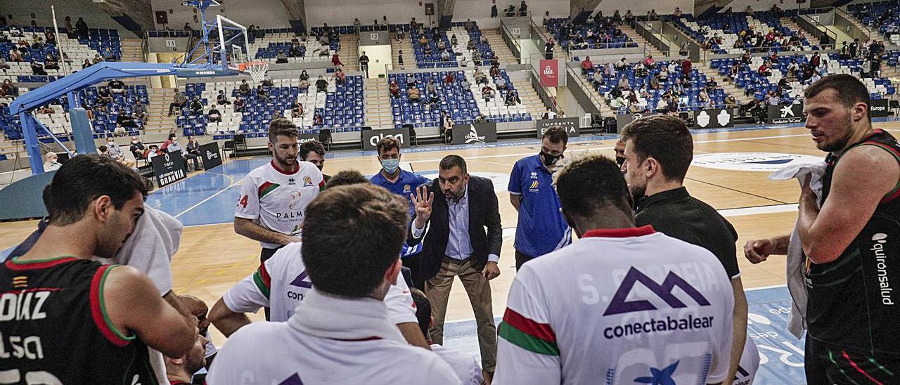 Álex Pérez da instrucciones a sus jugadores en un tiempo muerto.