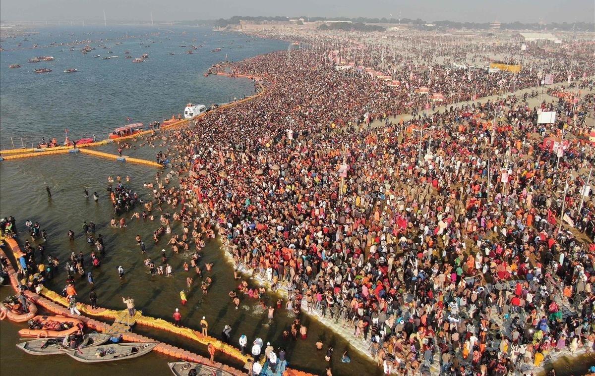 Esta fotografía aérea muestra a los devotos hindúes que toman un baño sagrado en Sangam; la confluencia del Ganges, el Yamuna y los ríos míticos de Saraswati, en Allahabad. Las autoridades estatales esperan que 12 millones de visitantes acudan al festival centenario, que finaliza a principios de marzo.