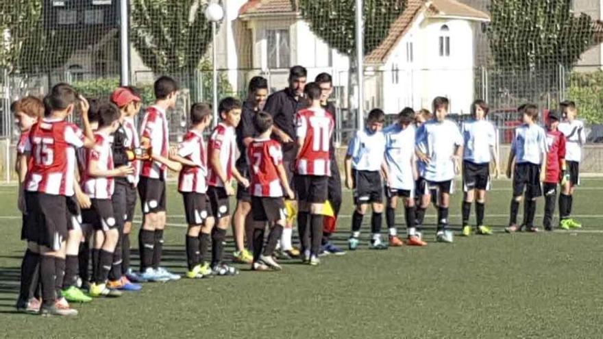 Los jugadores de Zamora CF y Racing de Benavente se saludan al inicio del choque.