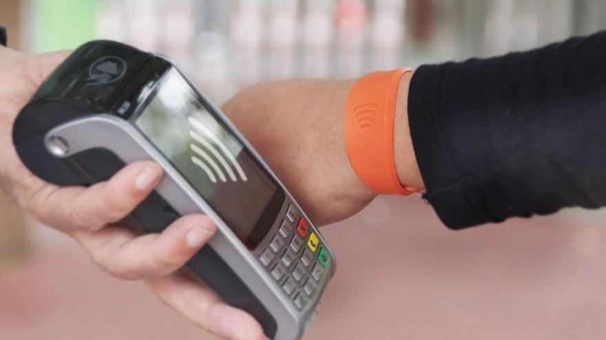 Polsera contactless de CaixaBank que permet fer pagaments acostant-la a un datàfon · Diari de Girona