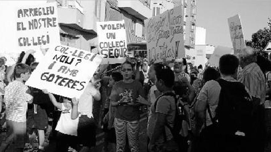 Protesta en el colegio, hace hoy un mes, para exigir la reparación de los daños.