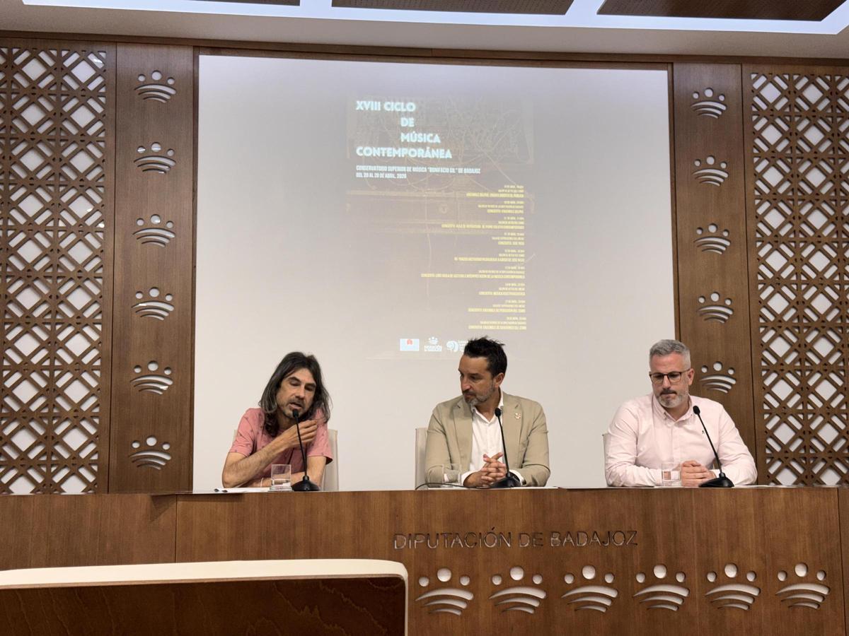 El diputado Ricardo Cabezas junto al profesor Gonzalo Navarro y el director del conservatorio Jesús David Valero.