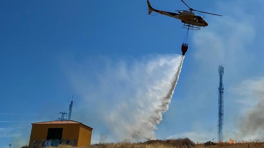 El Infoex sofoca un incendio de pasto y matorral en el Cerro de la Fuente de Monesterio