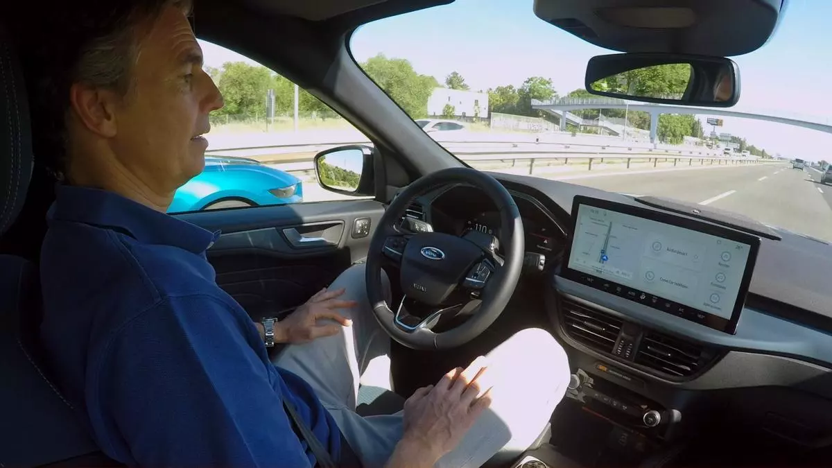 Ford Almussafes compite con Tesla con el primer coche de fabricación española que se conduce solo