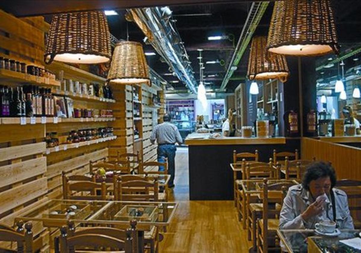 Acollidora 8 Interior de Chocolat Box Sarrià, amb els seus originals llums de vímet. Acollidora 8 Interior de Chocolat Box Sarrià, amb els seus originals llums de vímet.