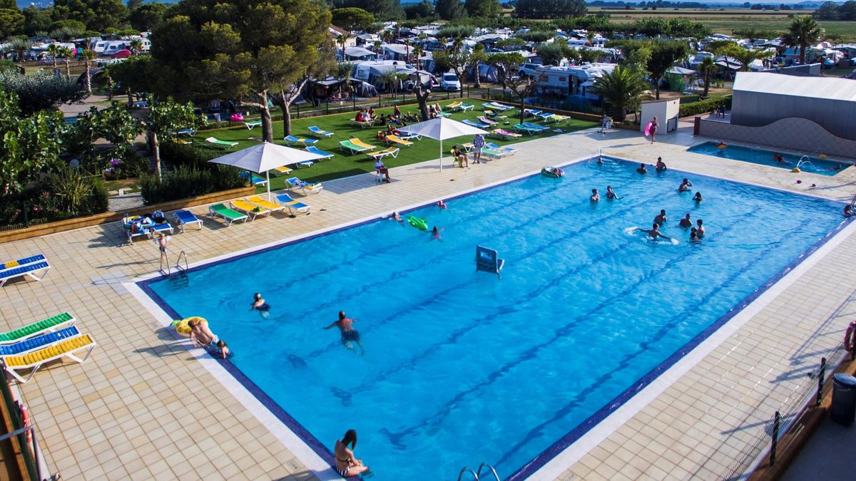 Una piscina d'un càmping empordanès en una imatge d'arxiu.