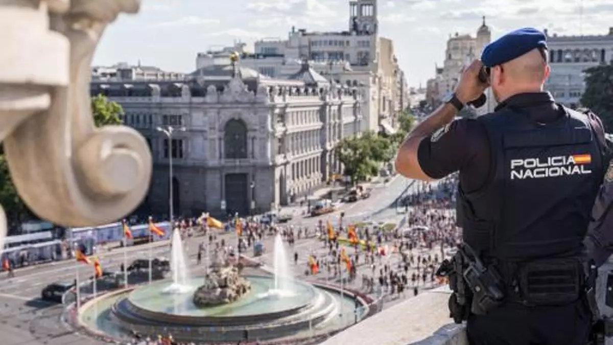 Un agente de Policía Nacional vigila la plaza de Cibeles de Madrid.