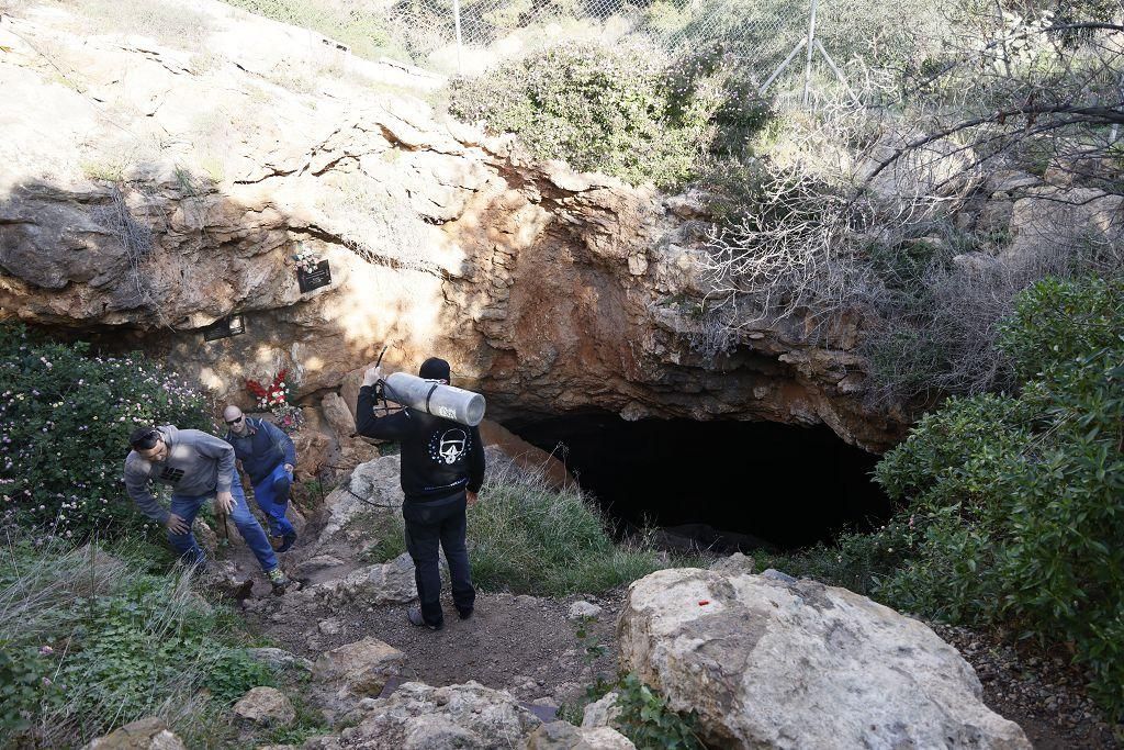 Buceadores en la Cueva del Agua, Isla Plana