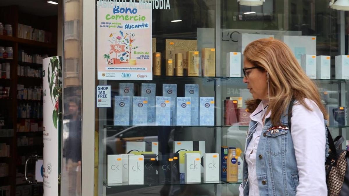 Una mujer pasa frente a un establecimiento adherido al Bono comercio, este lunes.