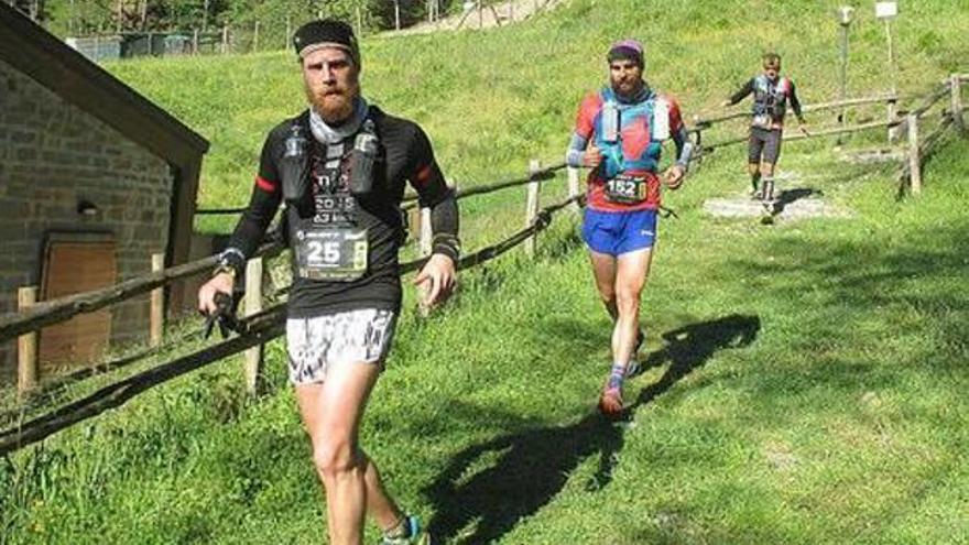 Almendros, en primer plano, durante una prueba deportiva de montaña, a la que es tan aficionado.