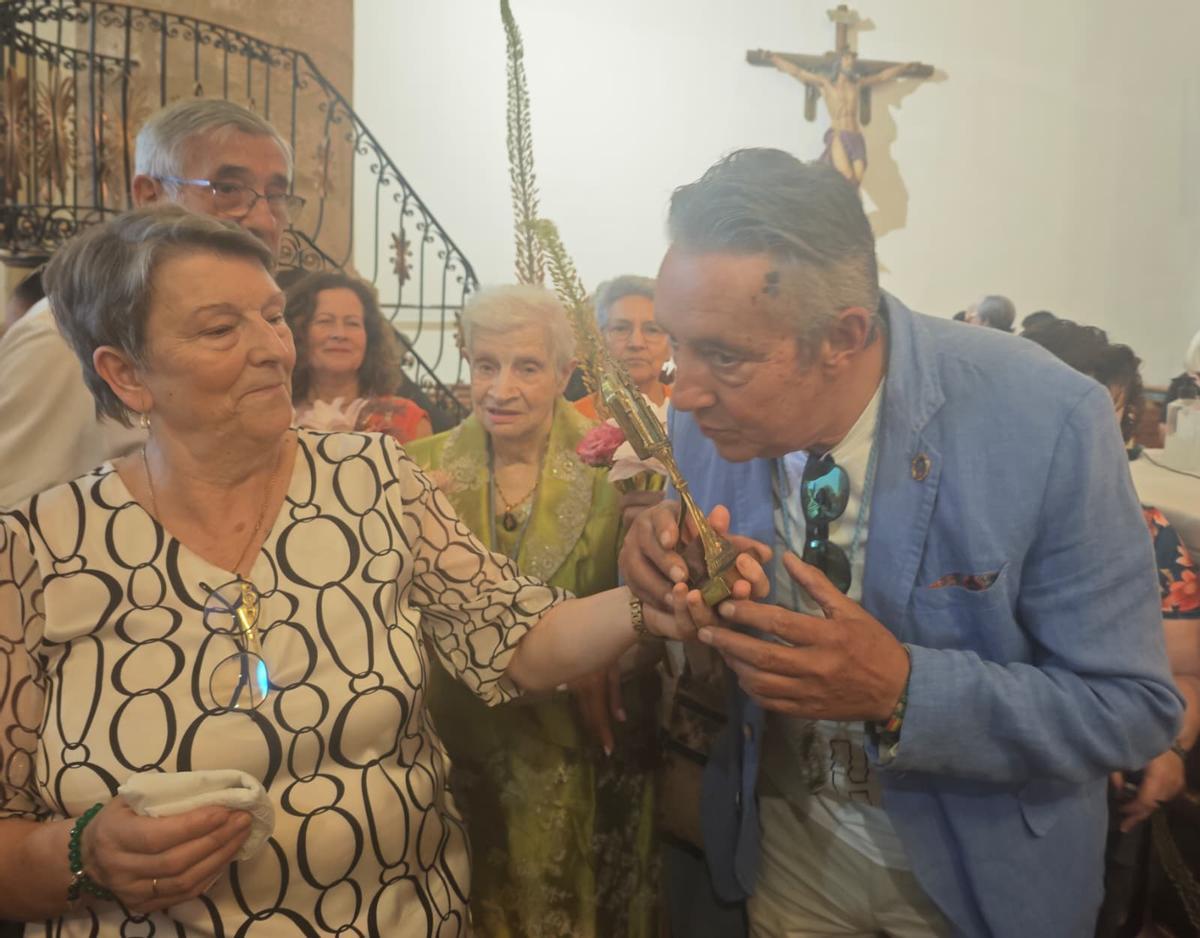 Fieles y vecinos bensando la reliquia de la Virgen de la Salud en Alcañices.