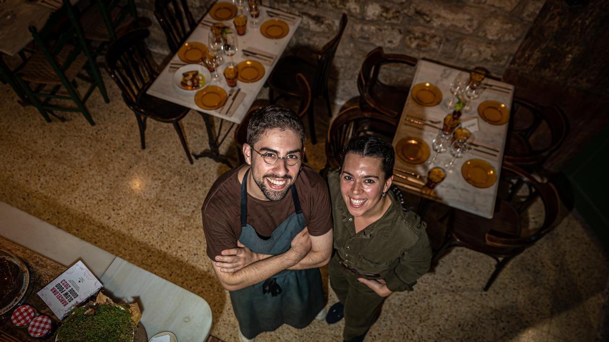 Marc Pérez y Tania Doblas, desde el piso superior de La Sosenga.