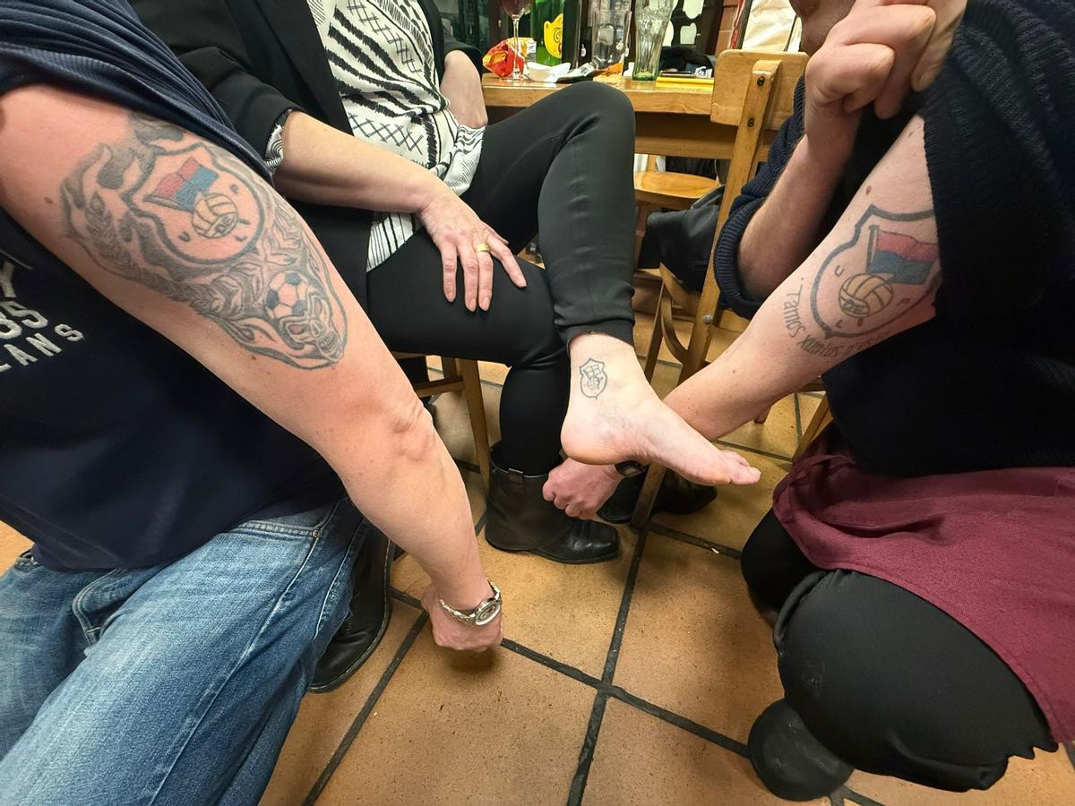 Los tatuajes de varios seguidores del Unión.