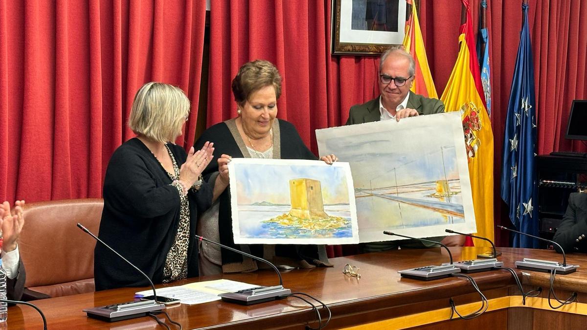 La alcaldesa, junto a la viuda de Miguel Cuervo y el concejal José Pedro Martínez