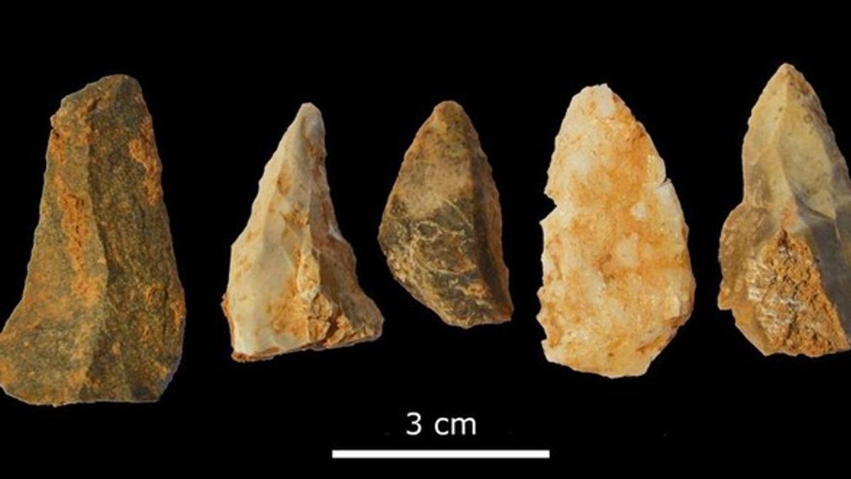 Puntas de lanza localizadas en el yacimiento prehistórico de Les Teixoneres, en Moià. Tienen unos 50.000 años.