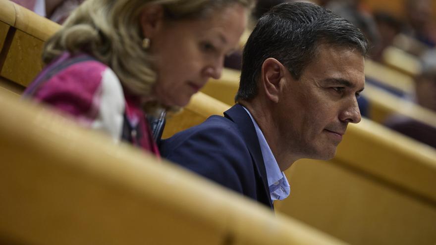 El presidente del Gobierno, Pedro Sánchez, junto a Nadia Calviño.