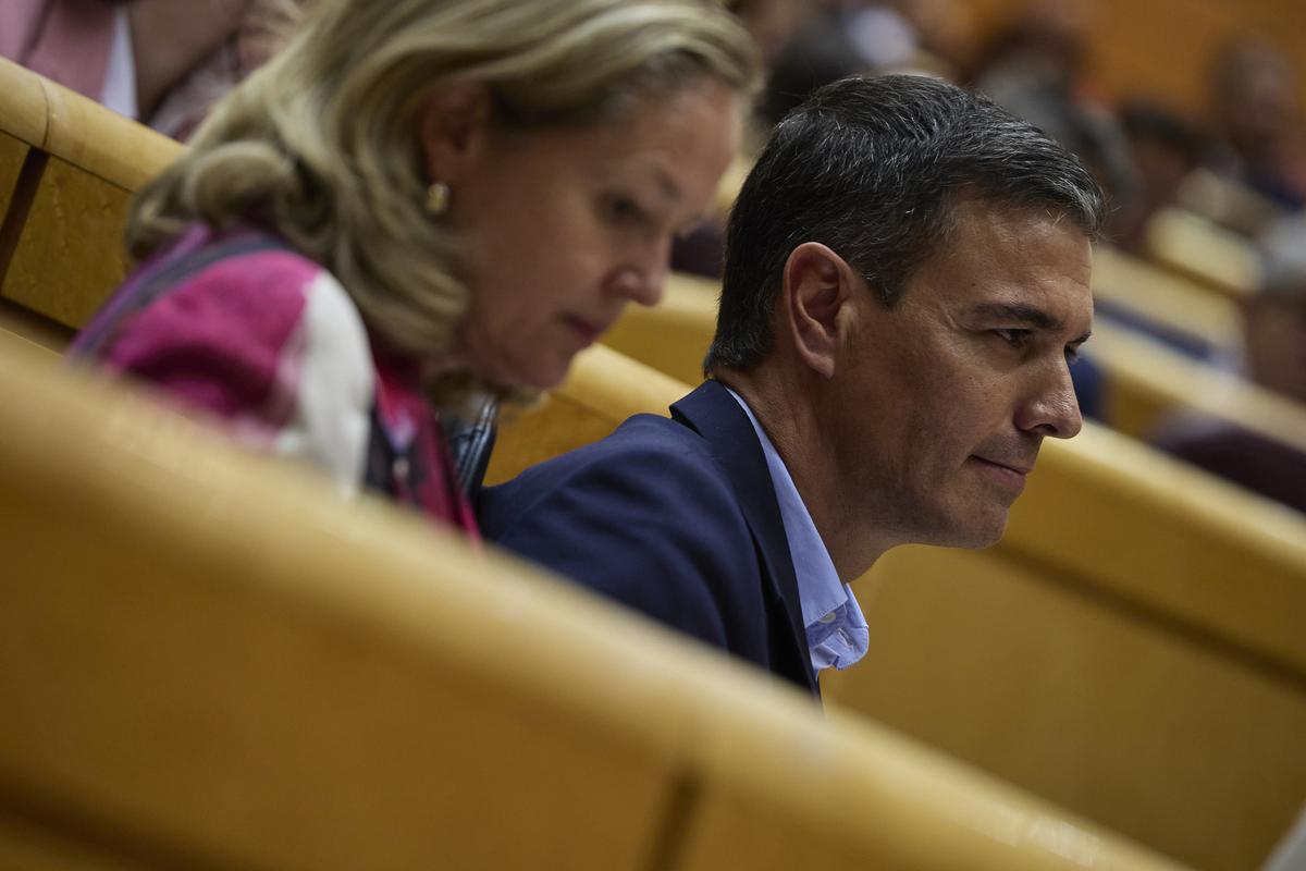 El presidente del Gobierno, Pedro Sánchez, junto a Nadia Calviño.