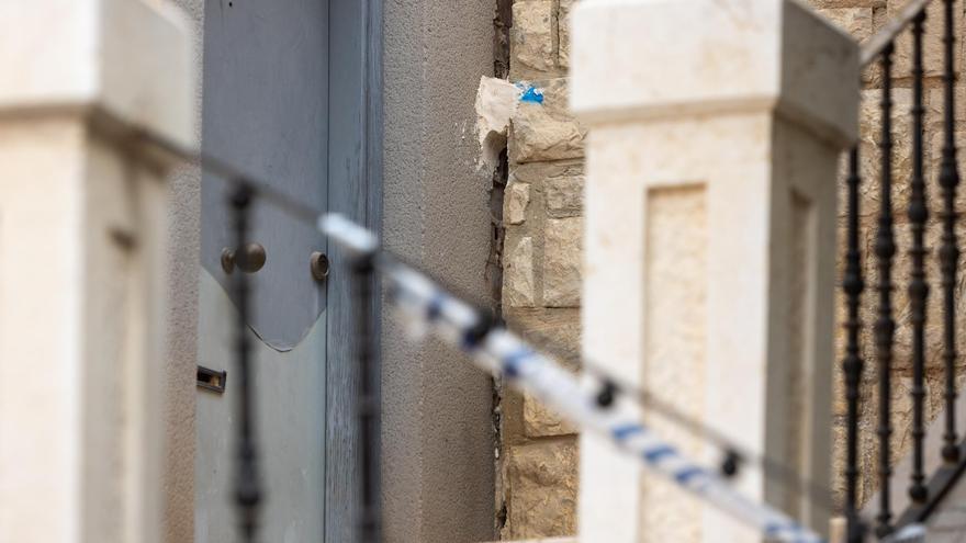 Los vecinos del Casco Antiguo de Alicante, atemorizados por la grieta aparecida junto a sus viviendas