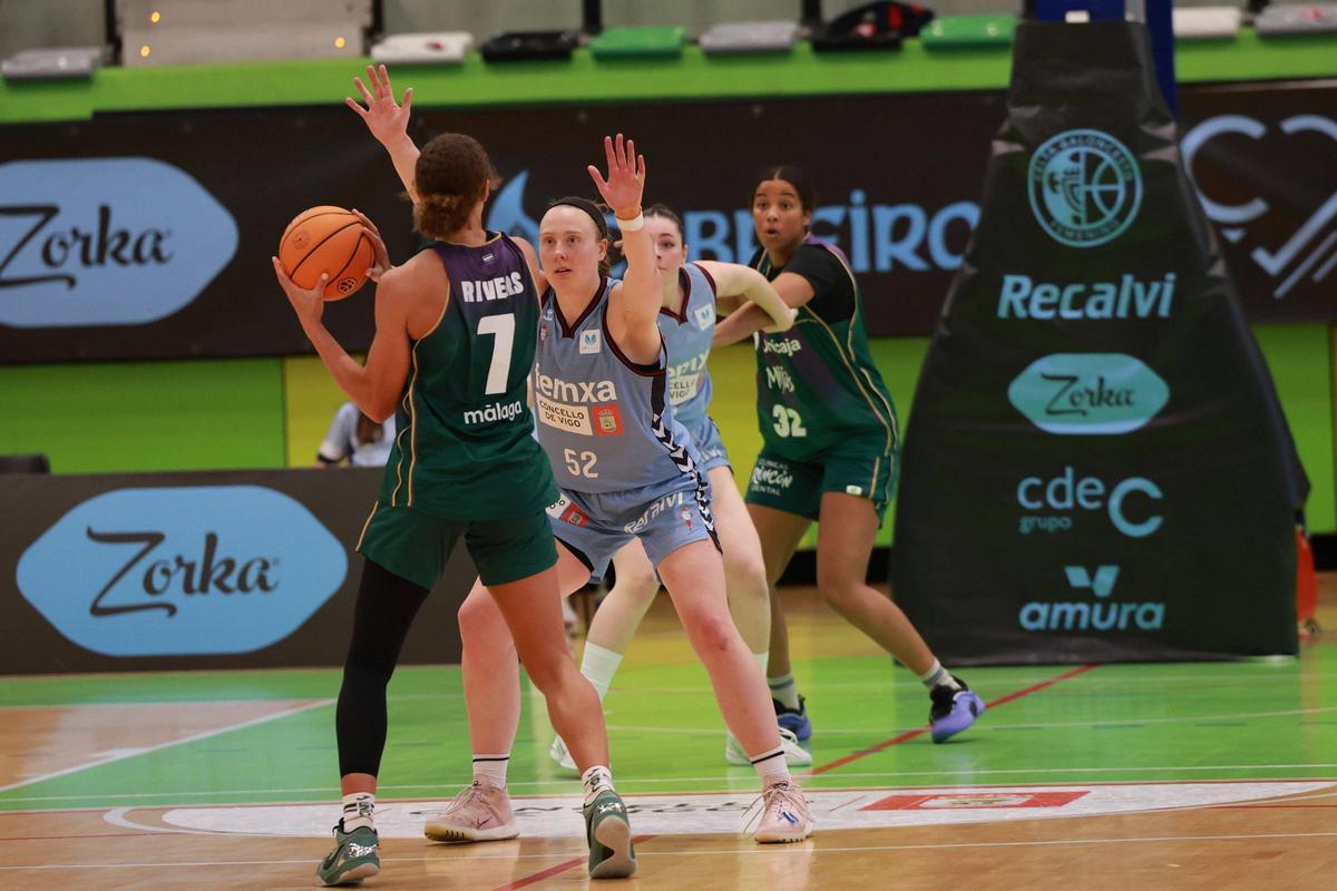 Kelliher marca a una jugadora del Unicaja.