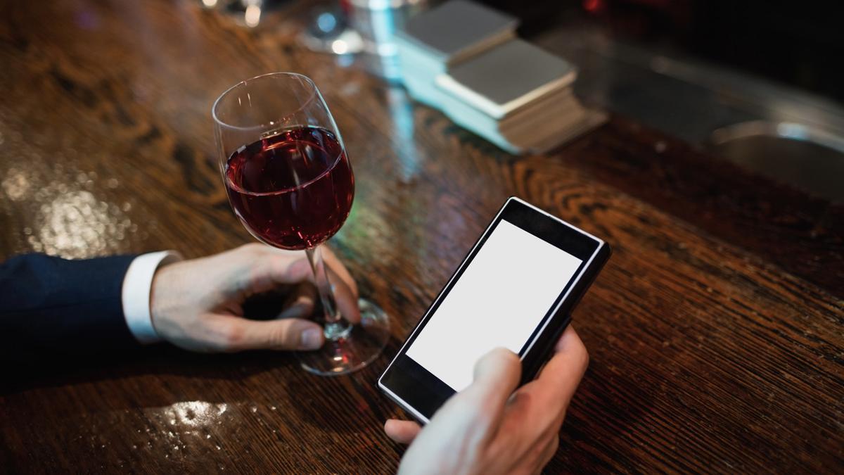 Cada vez es más común que el cliente compare el precio del vino usando el móvil.