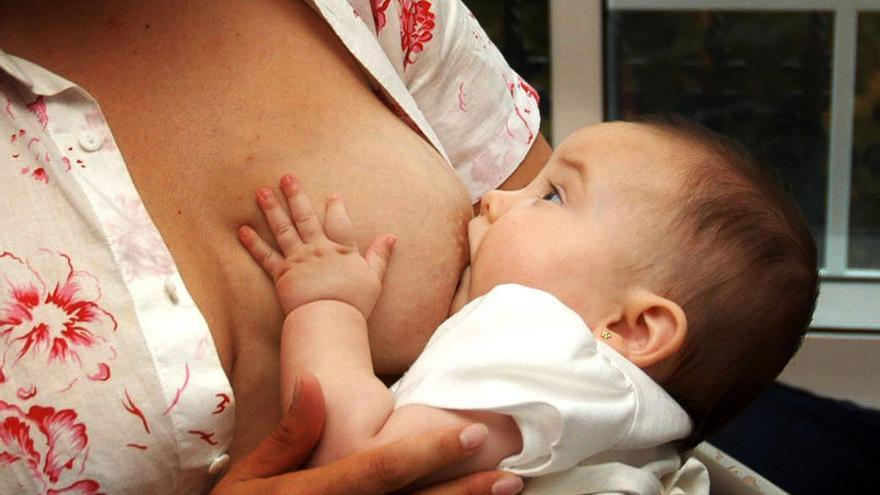Una niña es amamantada por su madre en Pontevedra.