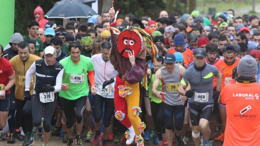 Salida conjunta de la carrera con el Zangarrón de Montamarta, que completó el recorrido corto, en primer plano.