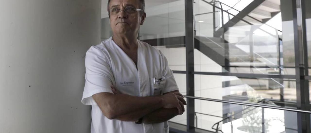 El jefe de cardiología posa en uno de los largos pasillos del Hospital de Son Espases.