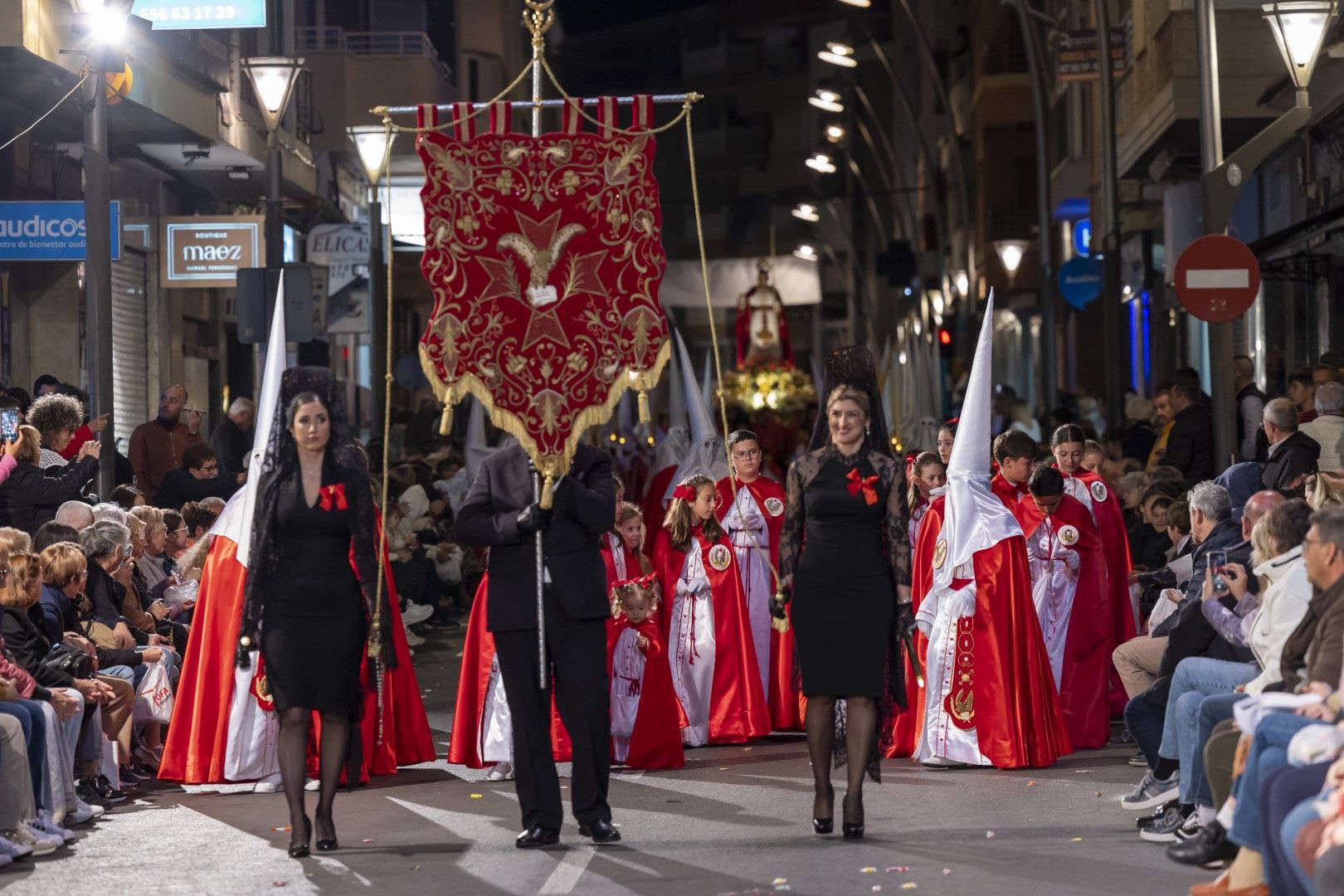 La procesión del Santo Entierro de Cristo del Viernes Santo en Torrevieja, en imágenes