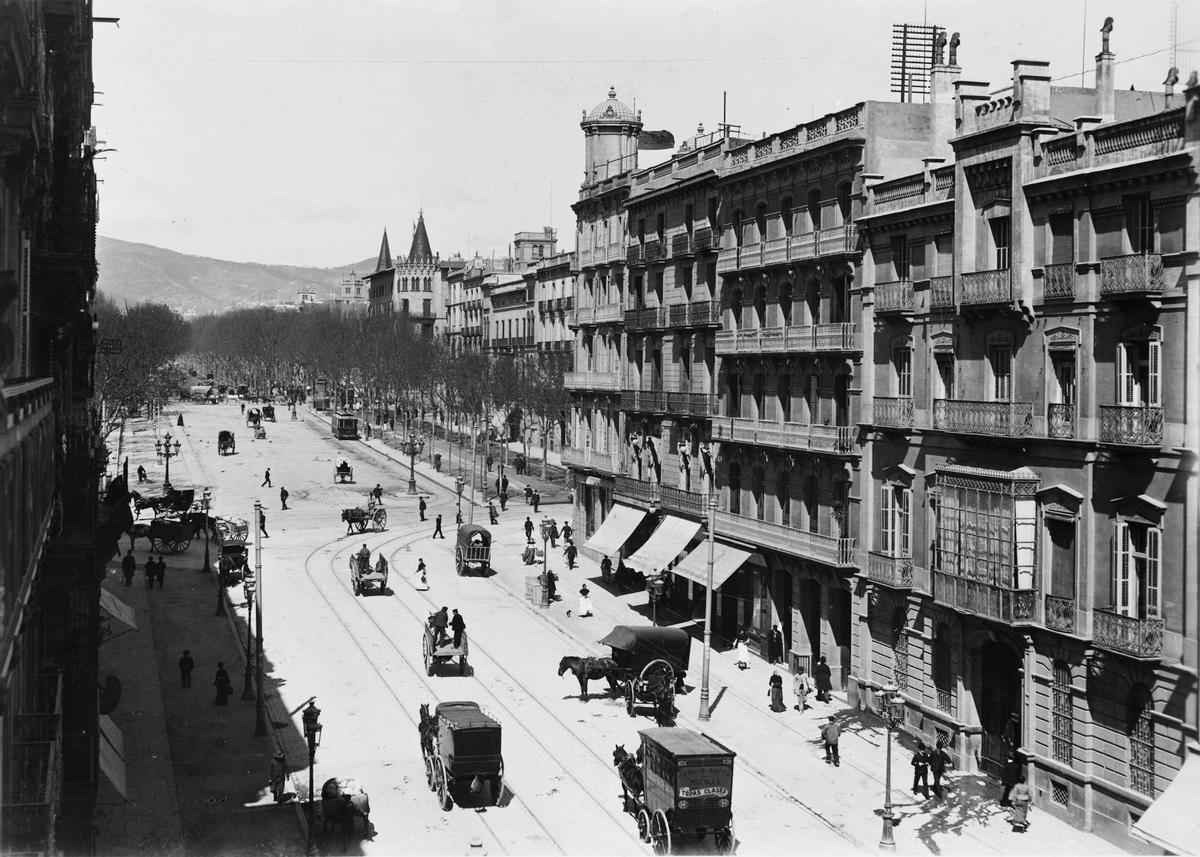 Portal de l'Àngel, en 1904, con las calles tomadas por carros y paseantes, medio siglo antes de que el coche empezara a imponer su ley