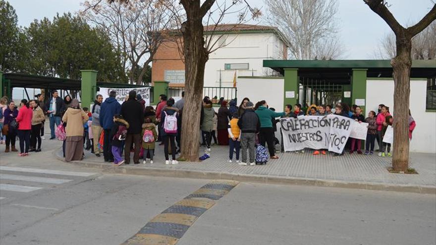 El Ayuntamiento coloca estufas en los colegios para combatir el frío