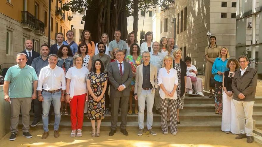 Los 31 diputados del grupo socialista se ha realizado la foto de familia en el ficus de las Cortes Valencianas.