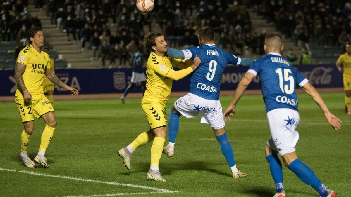 Chacartegui pelea un balón con Francis Ferrón en el San Fernando-UCAM Murcia