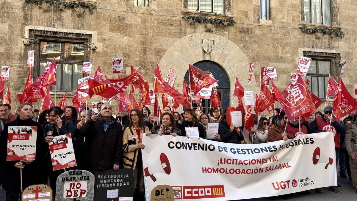 Concentración convocada por UGT y CCOO ante el Palau de la Generalitat.
