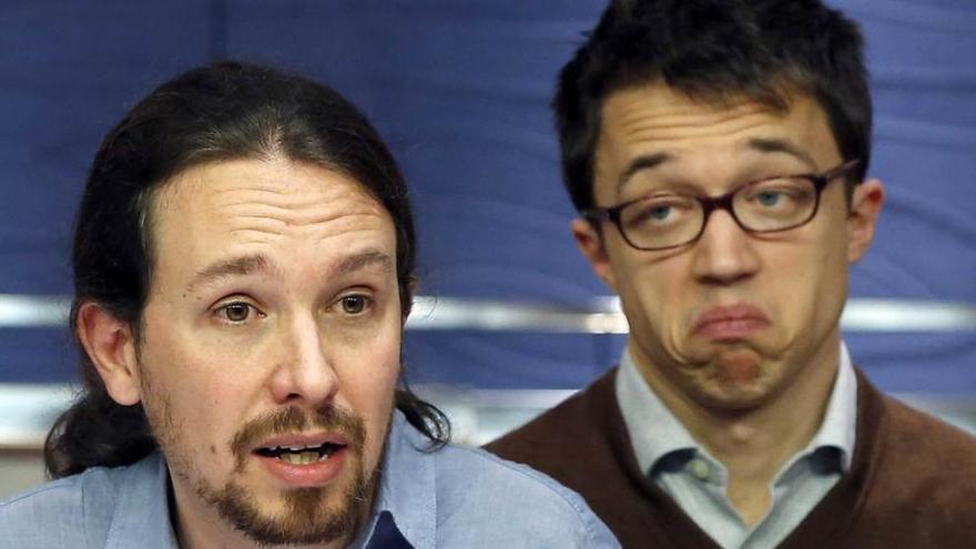 Pablo Iglesias, con Íñigo Errejón detrás, durante la comparecencia de ayer.