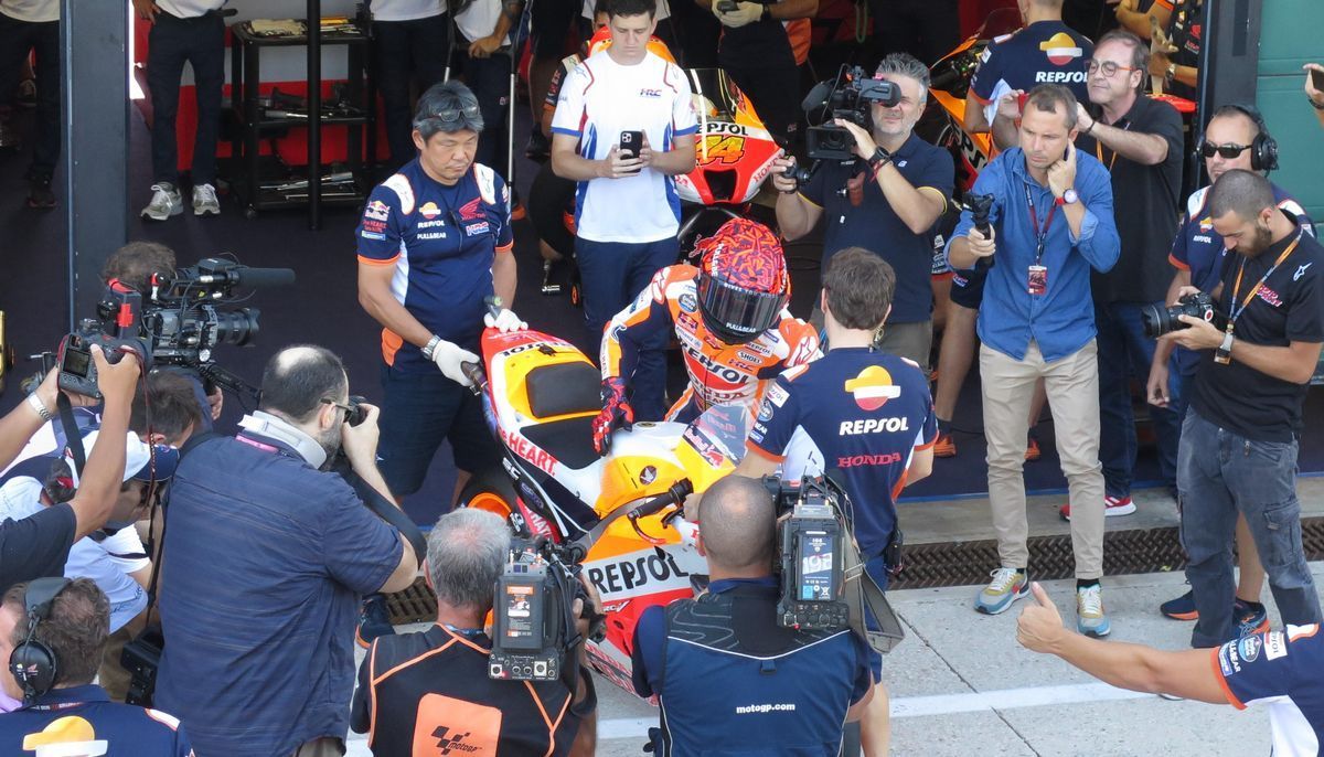 Marc Márquez se ha subido, hoy, a las 09.45 horas, en Misano, a su Honda tras tres meses después de su cuarta operación en el brazo derecho.