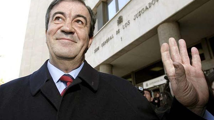 El ex ministro de Fomento Francisco Alvarez Cascos, a la salida del juzgado de instrucción nº 1 de Madrid