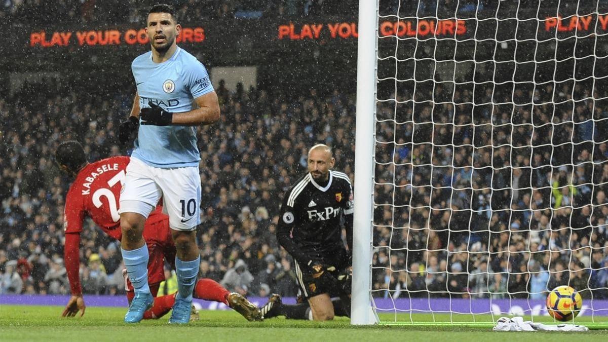 Agüero celebra el segundo tanto de su equipo, obra de Kabasele en propia puerta