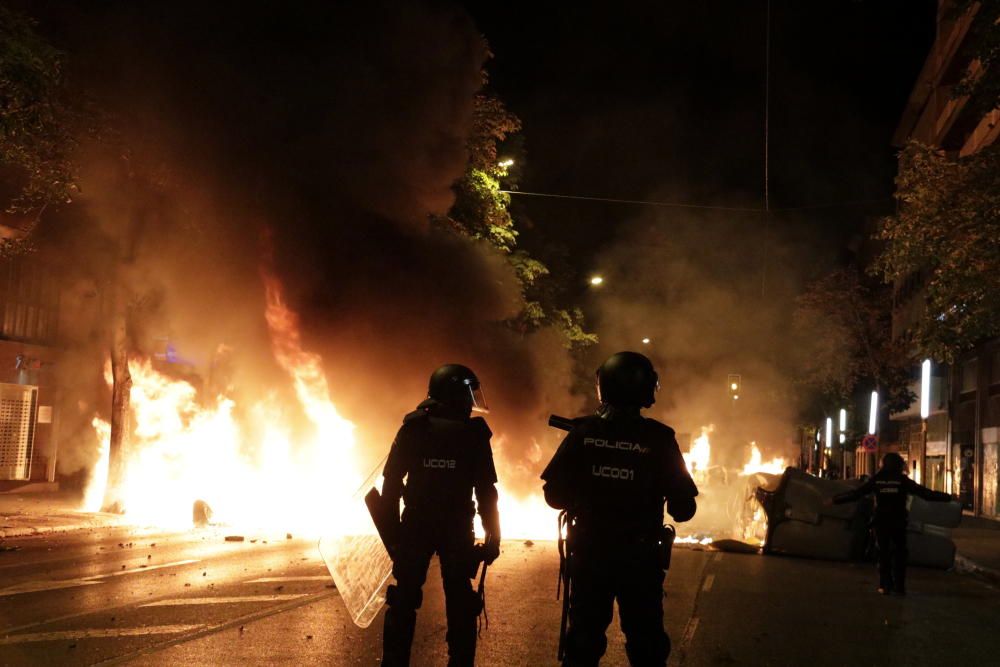 Manifestants violents cremen barricades al centre de Girona