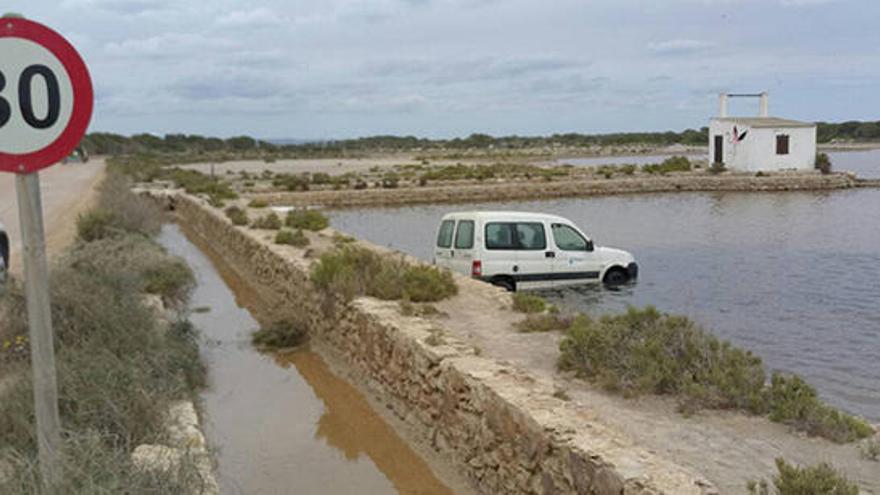 Cae un coche en uno de los estanques de Formentera