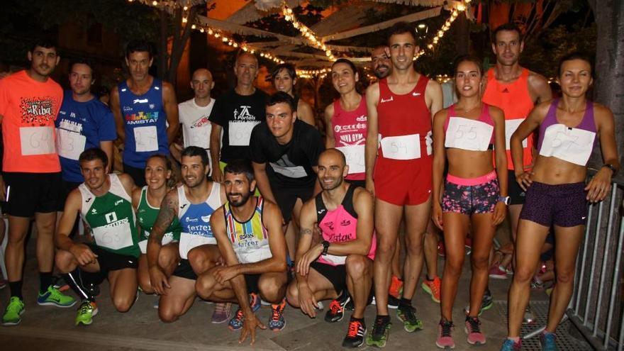 Los participantes, antes de la salida de la carrera en Muro.