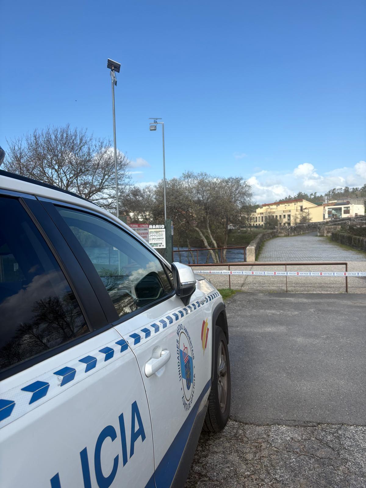 Coche de la policía, en el puente cerrado al paso.