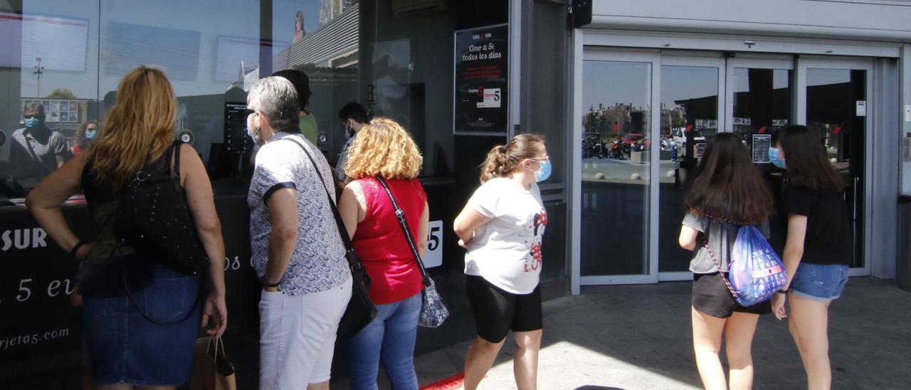 Espectadores adquieren su entrada para el cine en Córdoba.