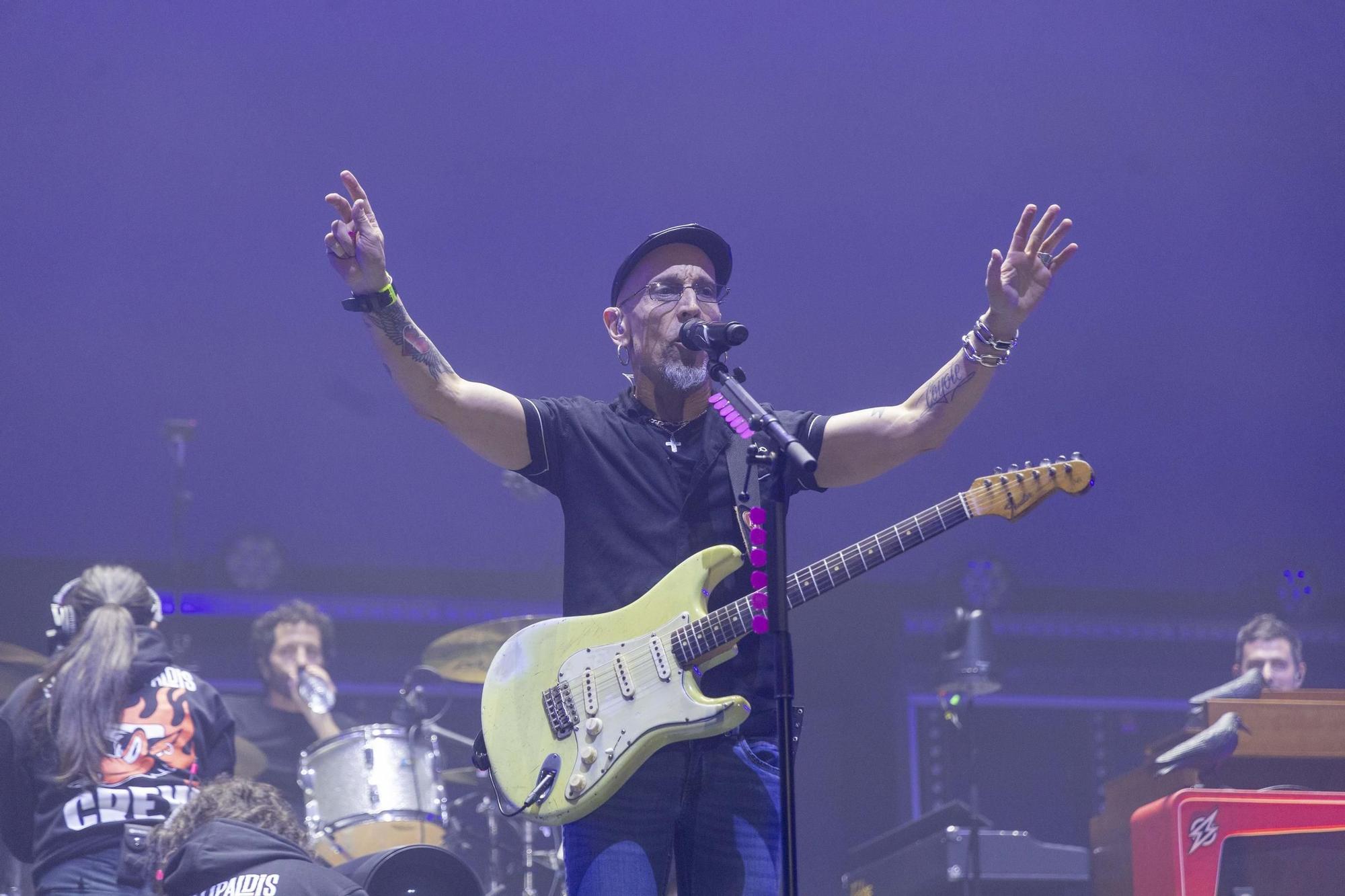 El Multiusos Fontes do Sar a los pies de Fito y sus fitipaldis