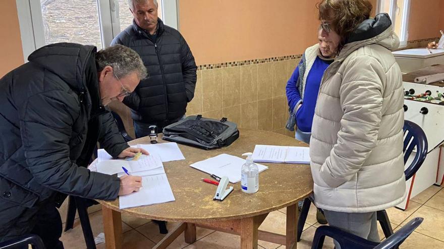 Vecinos firmando y recibiendo los títulos de propiedad ayer en Matellanes de manos de los técnicos de Agricultura de la Junta de Castilla y León. | Ch. S.