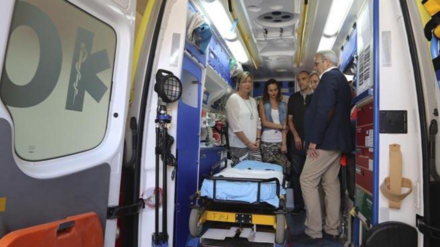 Patricia Gómez, Lydia Jurado, Iñaki Unzaga, Carmen Ferrer y Vicent Torres en la UVI móvil.