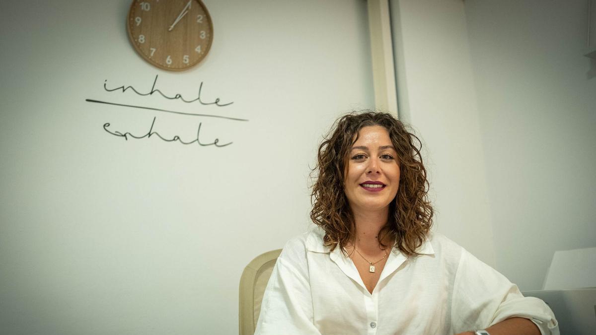 La psicóloga Cathaysa Fernández, en su despacho en Santa Cruz de Tenerife